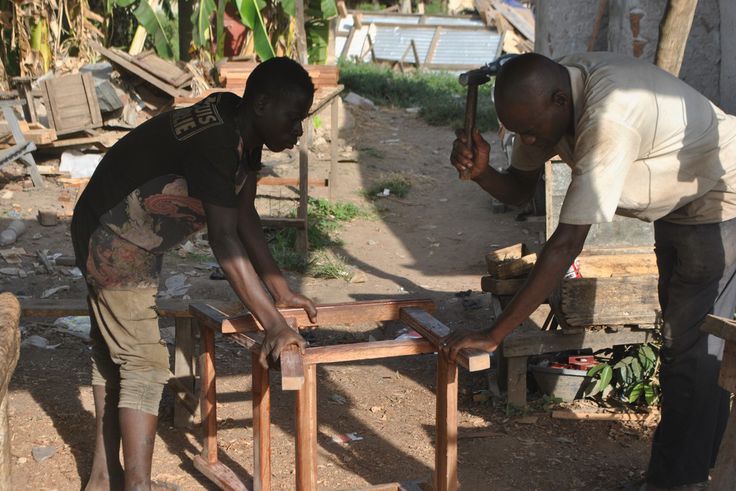 Des menuisiers au travail (image d'illustration)