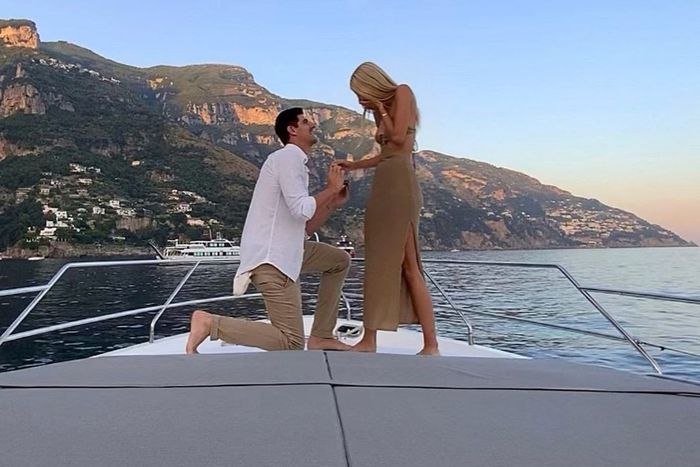 Thibaut courtois fait la demande en mariage à Michel