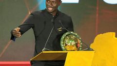 Sadio Mané avec le trophée du ballon-d'or africain qu'il a remporté en 2019
