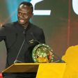 Sadio Mané avec le trophée du ballon-d'or africain qu'il a remporté en 2019