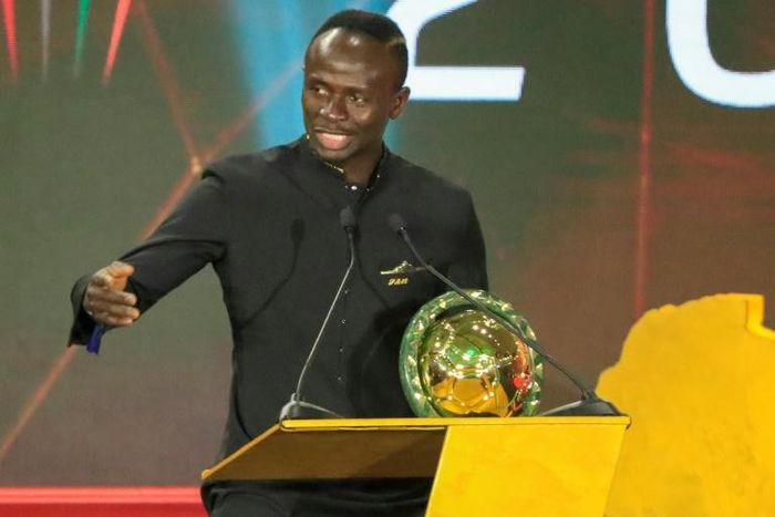 Sadio Mané avec le trophée du ballon-d'or africain qu'il a remporté en 2019