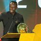 Sadio Mané avec le trophée du ballon-d'or africain qu'il a remporté en 2019