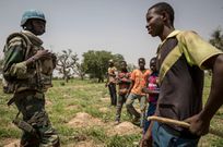Soldat sénégalais de la Minusma qui discute avec un jeune cultivateur malien - Mopti sept 2019