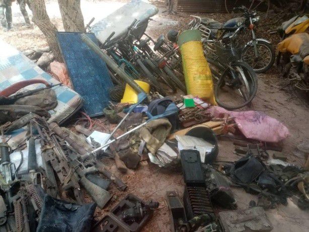 L'armée sénégalaise a découvert des armes et des véhicules planqués dans des bases reprises des mains des rebelles, 23 mars 2022.