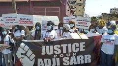 Des supportrices d'Adji Sarr brandissent une banderole de soutien où il est écrit -Justice pour Adji Sarr-