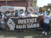 Des supportrices d'Adji Sarr brandissent une banderole de soutien où il est écrit -Justice pour Adji Sarr-