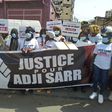 Des supportrices d'Adji Sarr brandissent une banderole de soutien où il est écrit -Justice pour Adji Sarr-