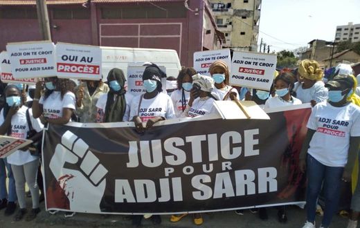 Des supportrices d'Adji Sarr brandissent une banderole de soutien où il est écrit -Justice pour Adji Sarr-