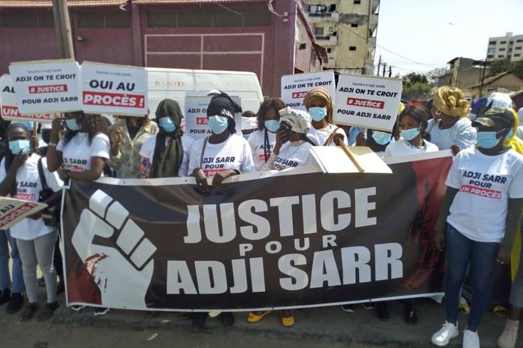 Des supportrices d'Adji Sarr brandissent une banderole de soutien où il est écrit -Justice pour Adji Sarr-