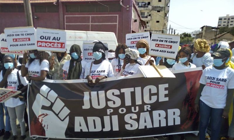 Des supportrices d'Adji Sarr brandissent une banderole de soutien où il est écrit -Justice pour Adji Sarr-