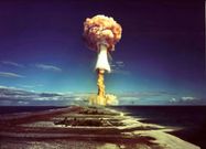 Un nuage de champignon après l'explosion d'une bombe atomique française au-dessus de l'atoll de Mururoa, également connu sous le nom Aopuni