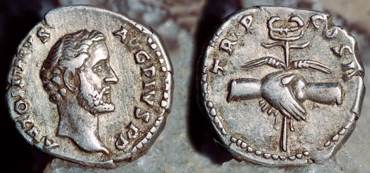 la symbolique des mains jointes représentée sur les monnaies antiques romaines