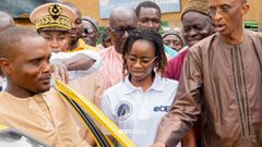 Un bénéficiaire et les autorités lors de la cérémonie de remise des taxis à Kaffrine