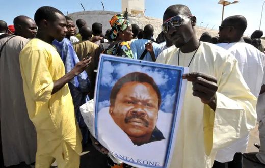 Manifestation de thiantacounes, fidèles de Cheikh Bethio Thioune, qui demandent sa libération aux abords de la prison de Dakar le 19 octobre 2012