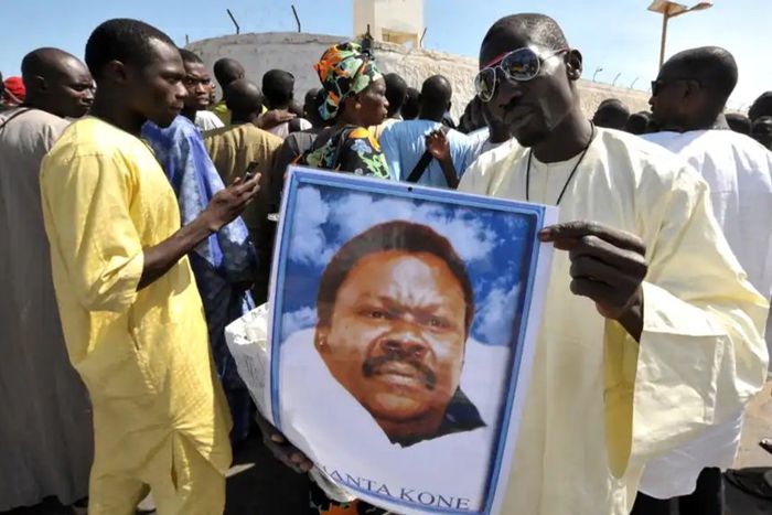 Manifestation de thiantacounes, fidèles de Cheikh Bethio Thioune, qui demandent sa libération aux abords de la prison de Dakar le 19 octobre 2012
