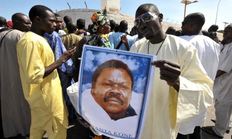 Manifestation de thiantacounes, fidèles de Cheikh Bethio Thioune, qui demandent sa libération aux abords de la prison de Dakar le 19 octobre 2012
