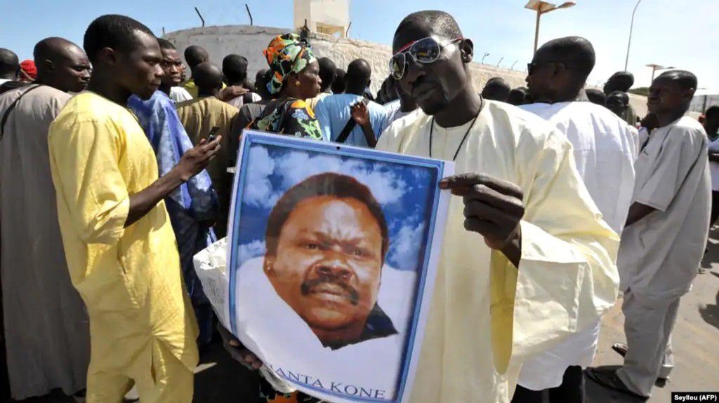 Manifestation de thiantacounes, fidèles de Cheikh Bethio Thioune, qui demandent sa libération aux abords de la prison de Dakar le 19 octobre 2012