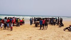 Des badauds à la plage