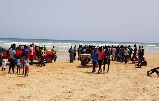 Des badauds à la plage