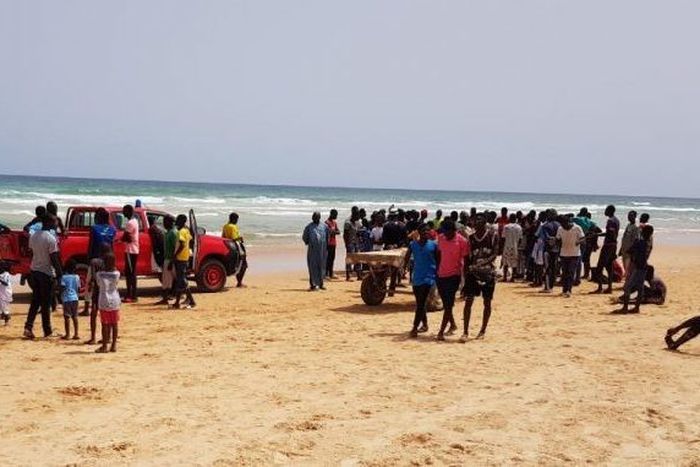 Des badauds à la plage