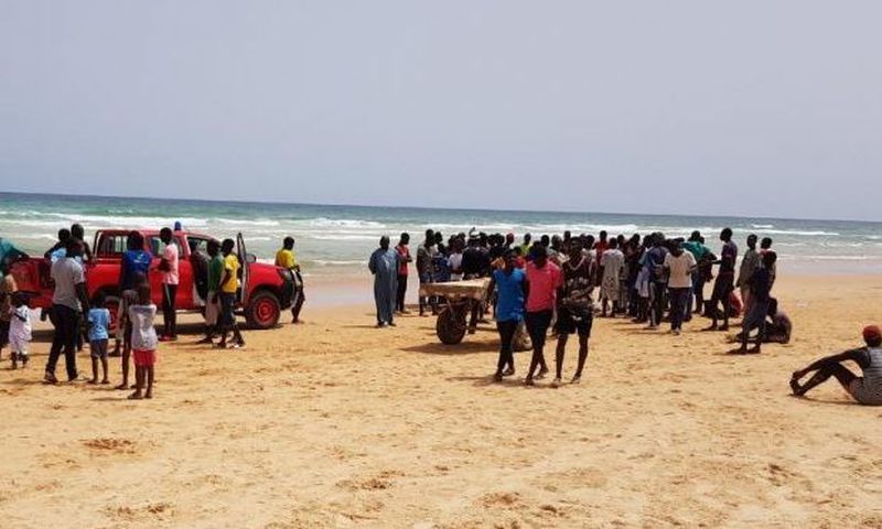 Des badauds à la plage