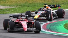 Après avoir bataillé avec Charles Leclerc (au premier plan), Max Verstappen s’est finalement imposé lors de la course sprint du Grand Prix d’Émilie-Romagne à Imola. | JENNIFER LORENZINI / REUTERS