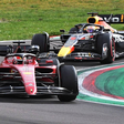 Après avoir bataillé avec Charles Leclerc (au premier plan), Max Verstappen s’est finalement imposé lors de la course sprint du Grand Prix d’Émilie-Romagne à Imola. | JENNIFER LORENZINI / REUTERS