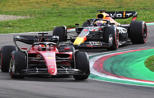Après avoir bataillé avec Charles Leclerc (au premier plan), Max Verstappen s’est finalement imposé lors de la course sprint du Grand Prix d’Émilie-Romagne à Imola. | JENNIFER LORENZINI / REUTERS