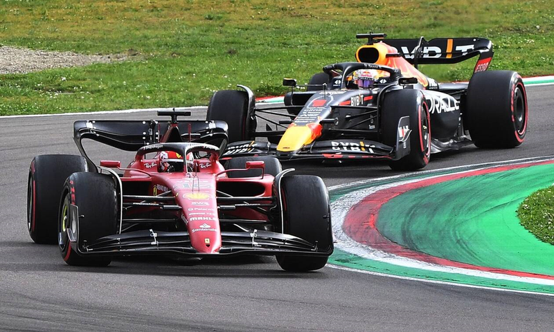 Après avoir bataillé avec Charles Leclerc (au premier plan), Max Verstappen s’est finalement imposé lors de la course sprint du Grand Prix d’Émilie-Romagne à Imola. | JENNIFER LORENZINI / REUTERS