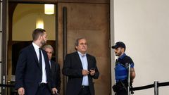 Michel Platini sortant du Tribunal