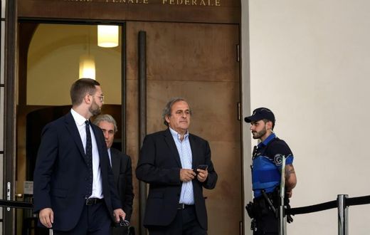 Michel Platini sortant du Tribunal