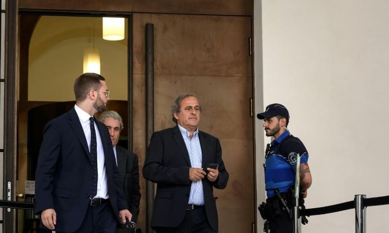 Michel Platini sortant du Tribunal