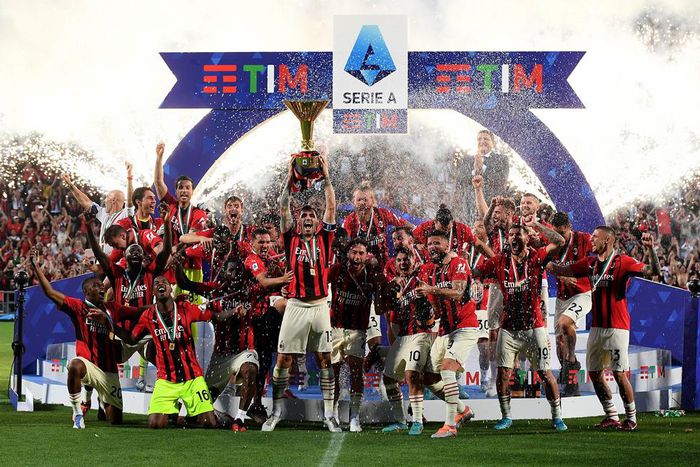 AC MILAN win 2022 Scudetto