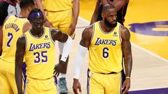 Wenyen Gabriel au coté de LeBron James (LA Lakers)
