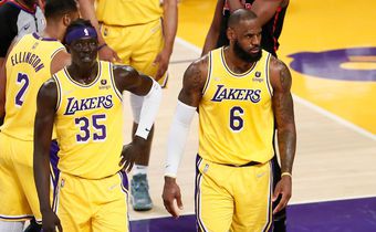 Wenyen Gabriel au coté de LeBron James (LA Lakers)