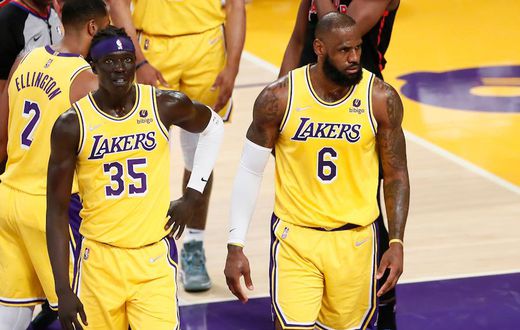 Wenyen Gabriel au coté de LeBron James (LA Lakers)