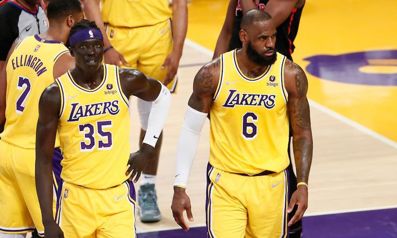 Wenyen Gabriel au coté de LeBron James (LA Lakers)