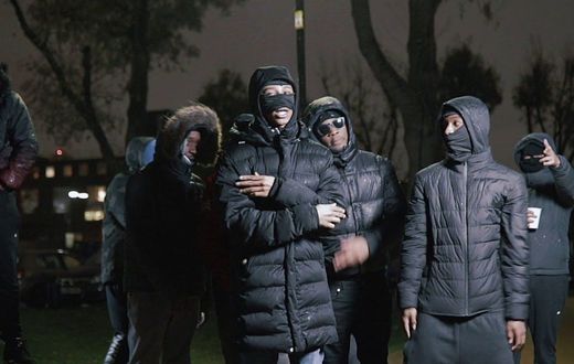 Artiste Drill masqué pour éviter de se faire reconnaitre par la justice