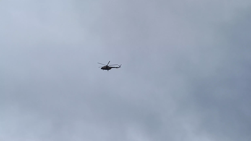 Un hélicoptère survole la ville garnison de Kati, après des explosions et des tirs nourris, le 22 juillet 2022, au Mali REUTERS - STRINGER