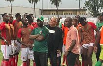 Des joueurs d'Africa Sport pendant l'interruption du match contre le stade d'Abidjan