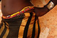 femme africaine avec ceinture de perles à la hanche