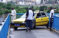 Indiscipline à Dakar, un chauffeur de taxi emprunte une passerelle pour piétons pour traverser la VDN
