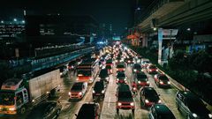 une autoroute bondée la nuit