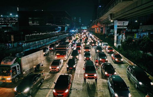 une autoroute bondée la nuit
