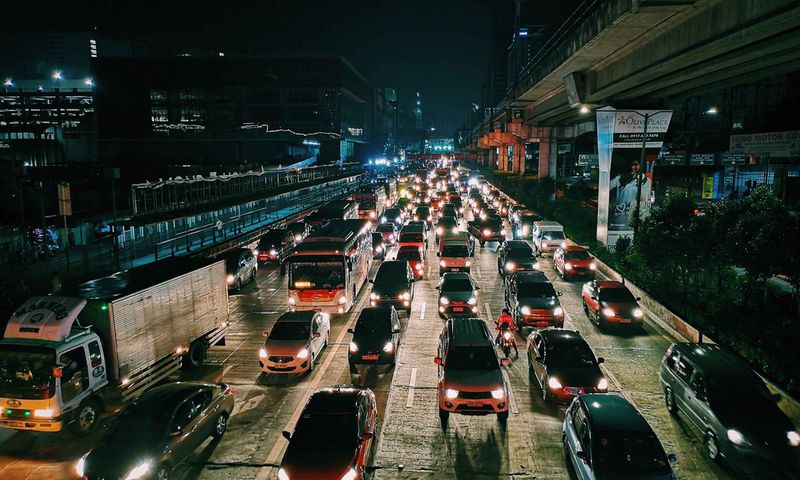 une autoroute bondée la nuit