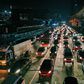 une autoroute bondée la nuit
