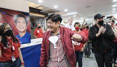 Ferdinand Marcos Junior naît à Manille en 1957. De 1965-1986 son père est au pouvoir. Il rentre d’exil en 1991