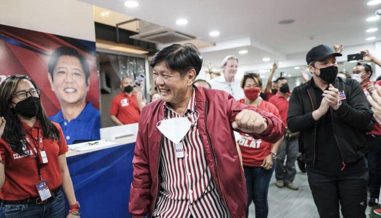 Ferdinand Marcos Junior naît à Manille en 1957. De 1965-1986 son père est au pouvoir. Il rentre d’exil en 1991