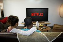 Un couple devant Netflix