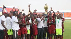Les joueurs célébrant avec le président Mady Touré